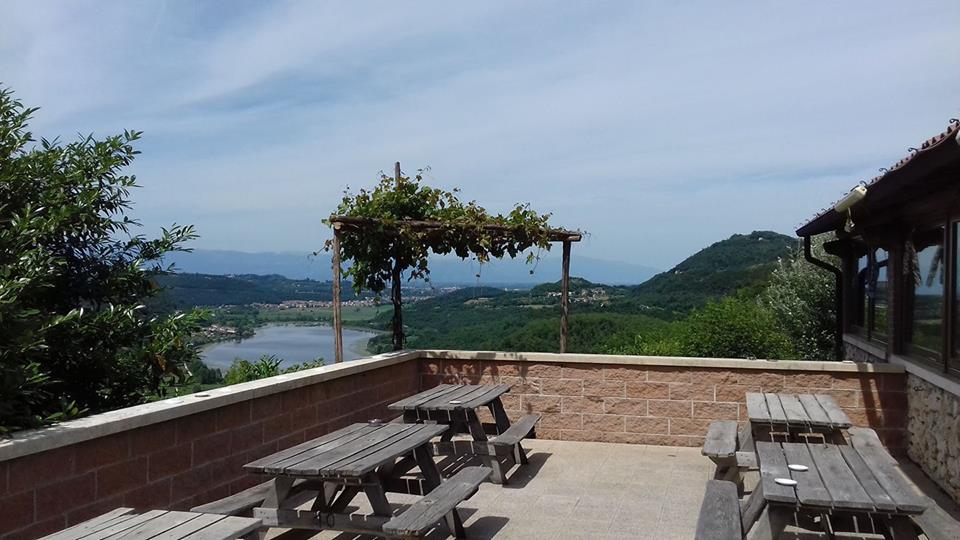 agriturismo valchegozzo in provincia di vicenza veduta lago di fimon